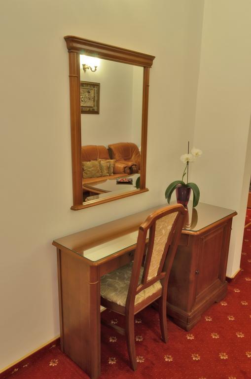 Hotel Emma West Craiova Exterior foto