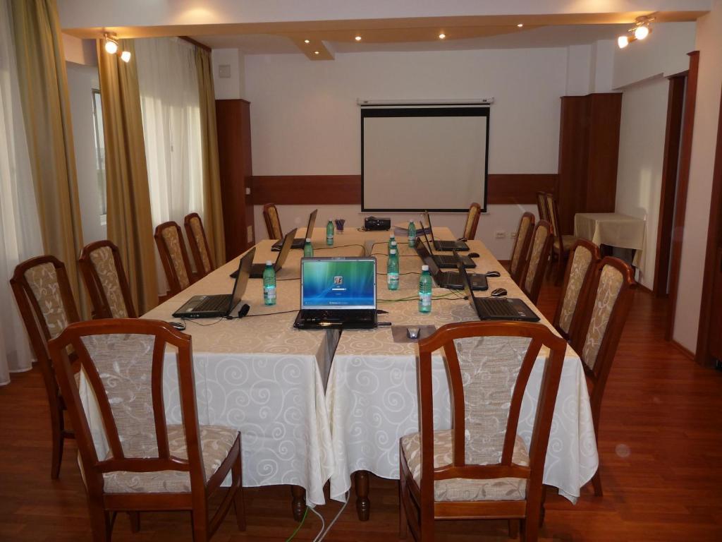 Hotel Emma West Craiova Exterior foto